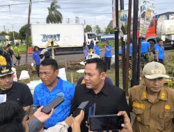 Antisipasi Banjir di Kali Baru Gerem, Ketua Komisi IV DPRD kota Cilegon Terjunkan Excavator Bersihkan Solokan