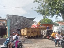 Miris! Atap TPS Pasar Kelapa Roboh Hampir 5 Bulan, Petugas Kebersihan Kerja Kehujanan